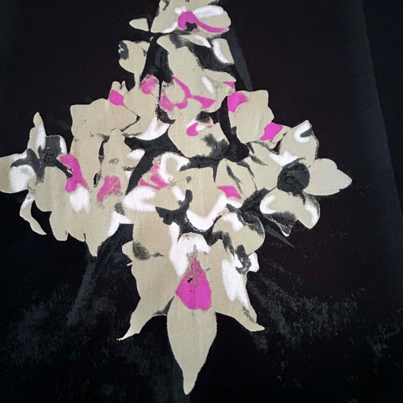SHORT SLEEVE TOP, BLACK WITH WHITE/BEIGE/PINK, SIZE 4X, FLORAL PRINT, SCOOP NECK - Picture 8 of 11